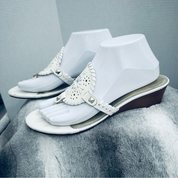 Jack Rogers Devyn Demi Wedge Sandal White Patent Leather Medallion Thong size 8 - Picture 4 of 10